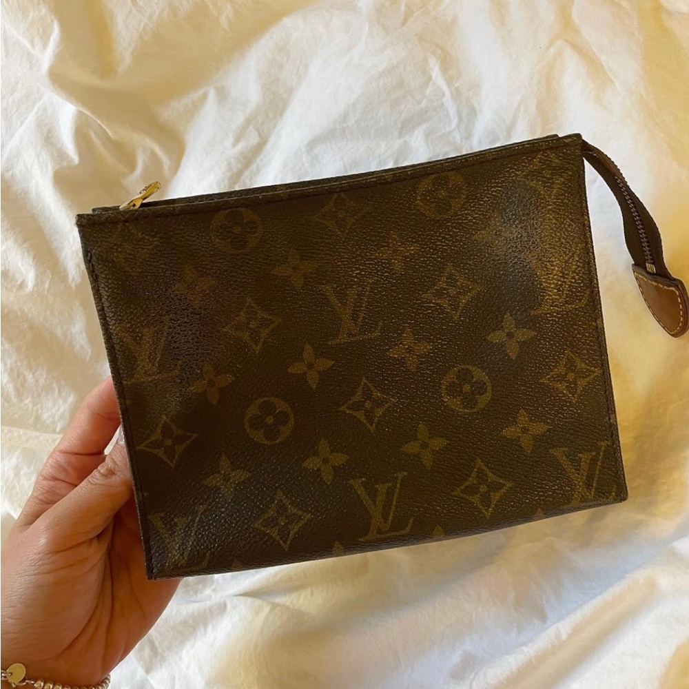 LOUIS VUITTON Monogram Cosmetic Pouch 19